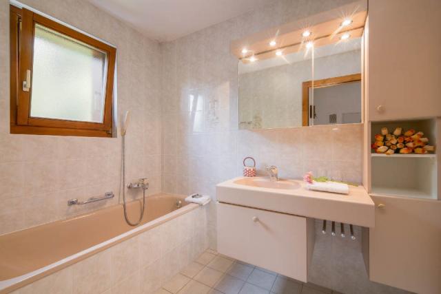 8. Bathroom with bath on the ground floor